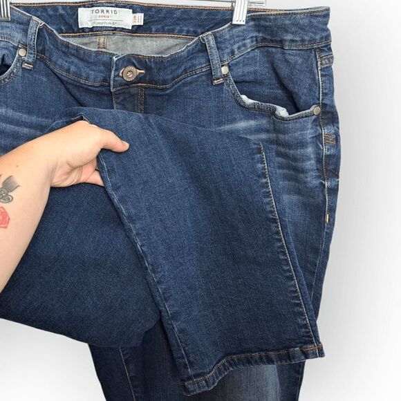 Torrid Boyfriend Jean Vintage Stretch Medium Wash size 22 Regular - Picture 3 of 8